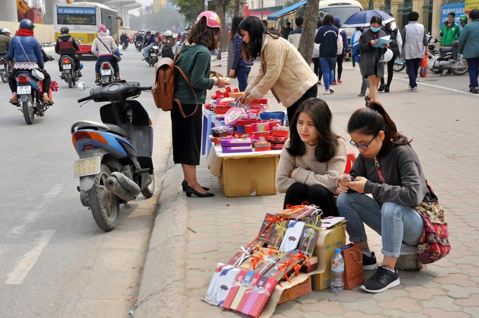 Hoa hồng dát vàng giá 60 nghìn đồng bán nhiều trên vỉa hè Hà Nội - 7
Ngoài hoa hồng, trên vỉa hè nhiều tuyến phố ở Hà Nội, các mặt hàng dành cho ngày Valentine khác như sô cô la, hoa hồng, gấu bông… cũng được bày bán khá nhiều.