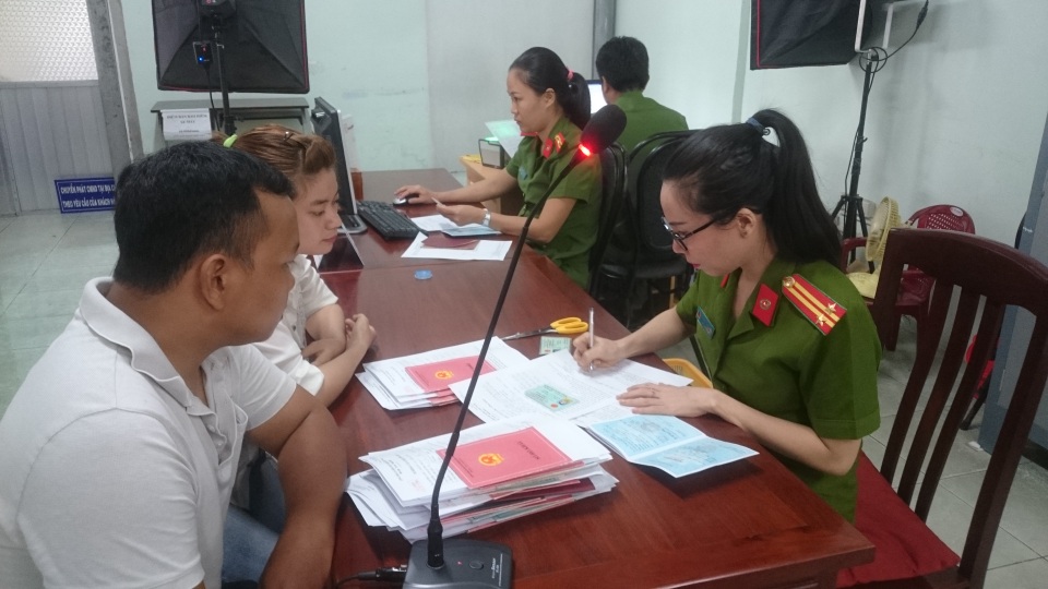 Thẻ căn cước công dân "mắc kẹt" vì... hết phôi thẻ - 1 Hiện việc cấp mới thẻ căn cước bị ách tắc vì... hết phôi thẻ