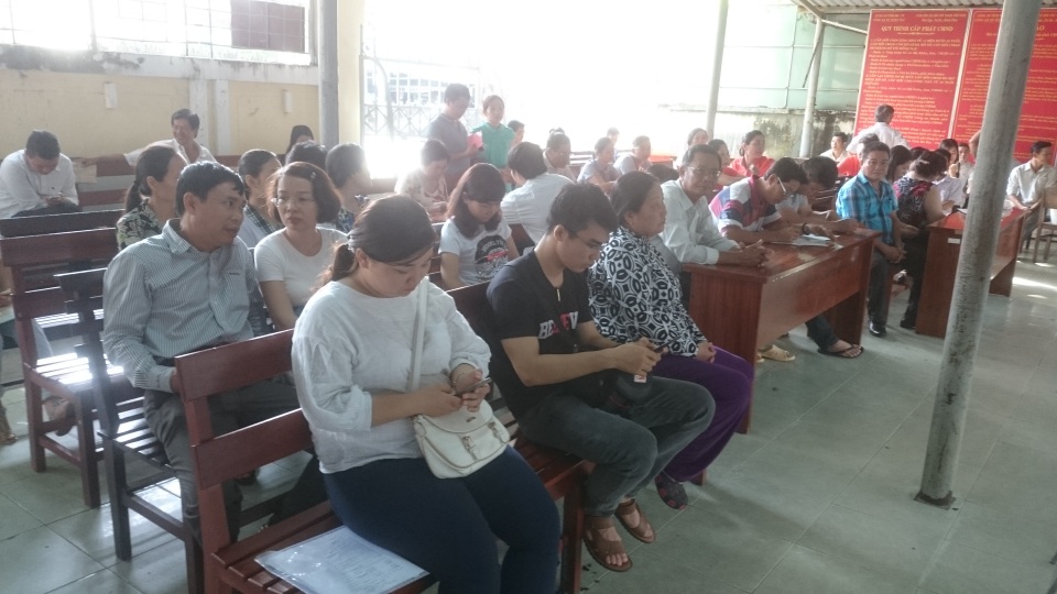 Thẻ căn cước công dân "mắc kẹt" vì... hết phôi thẻ - 2 Rất đông người dân mỏi mòn chờ lấy thẻ căn cước