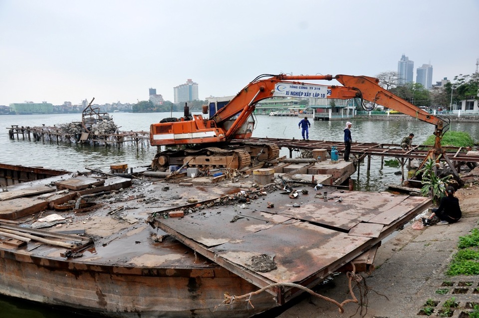 
Máy cẩu tháo dỡ sàn dẫn nổi của các du thuyền.
