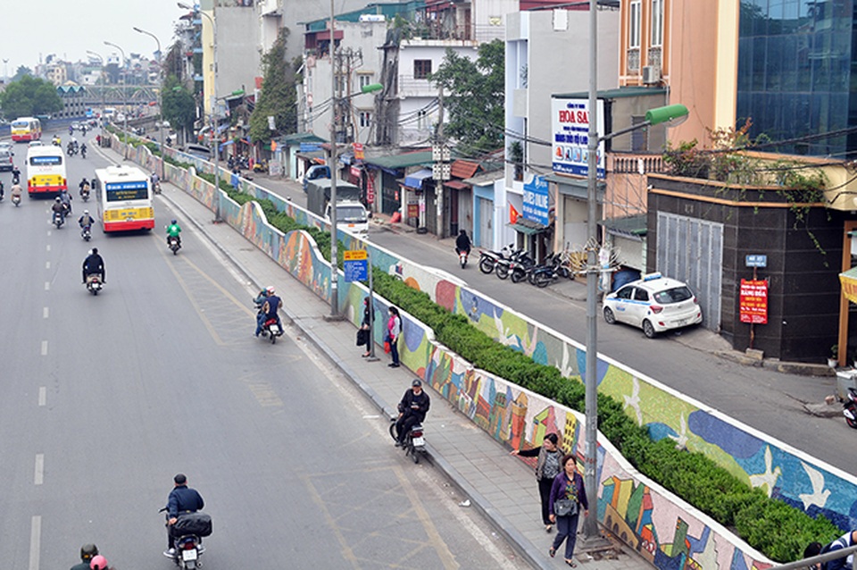 Hà Nội sẽ xây tường bê tông thay thế đoạn đê sông Hồng bị hạ cốt - 8
Bức tường bê tông chạy dọc đê Yên Phụ từ nhiều năm qua