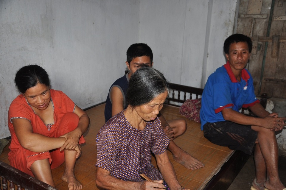 "Thời chiến đánh giặc, thời bình tôi lại đánh vật với con !..." - 7 Cuộc sống khó khăn với bữa no, bữa đói khiến bác không lúc nào yên lòng.