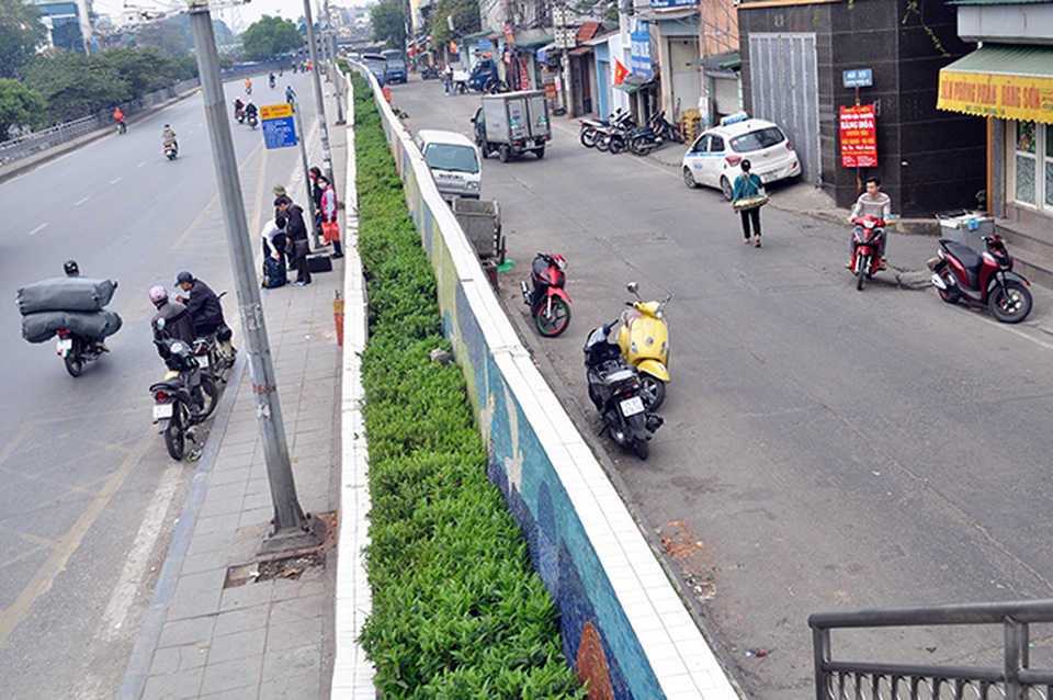 Hà Nội sẽ xây tường bê tông thay thế đoạn đê sông Hồng bị hạ cốt - 9
Bức tường này cao khoảng 2m, rất dày và có những cửa khẩu để người dân ra vào đường Yên Phụ.