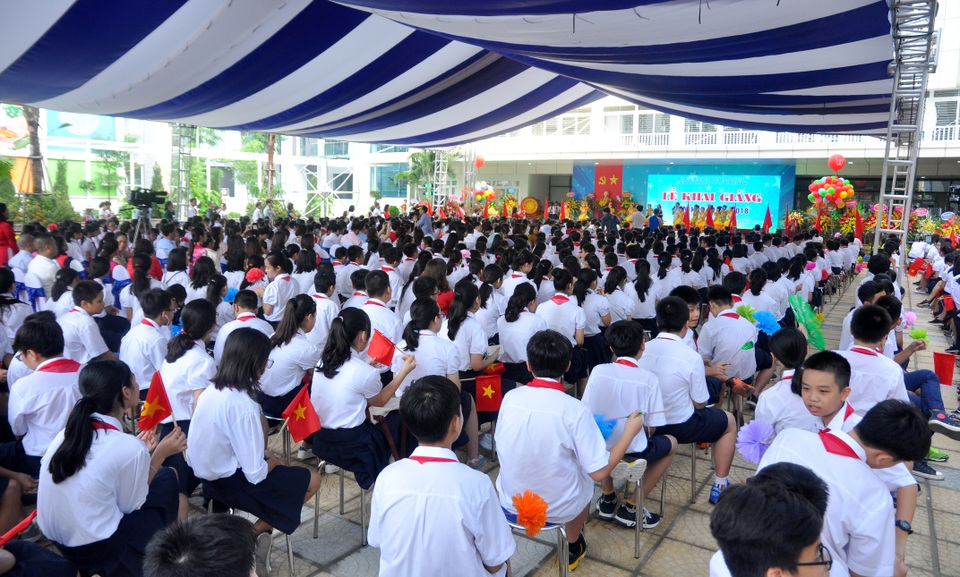 Chủ tịch UBND TP Hà Nội đánh trống khai giảng năm học mới - 3 Các em học sinh ngồi ngay ngắn thành từng hàng, theo các lớp, háo hức chuẩn bị cho lễ khai giảng.