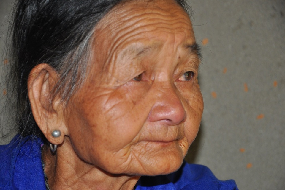 Bố chết, mẹ bỏ đi lấy chồng, cậu bé 10 tuổi sống dựa bà nội trong cảnh đói khát - 11 Thương cháu đói ăn, những ngày qua bà chăm bẵm được 1 vườn ngô nhưng chưa được thu hoạch.