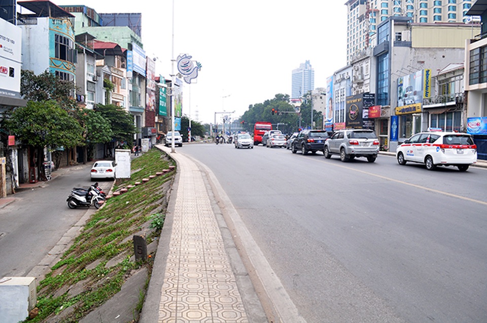 Hà Nội sẽ xây tường bê tông thay thế đoạn đê sông Hồng bị hạ cốt - 2
Đoạn đường đê Nghi Tàm được đề xuất hạ độ cao có chiều dài khoảng 1,1km. Hà Nội dự kiến sẽ xây một bức tường bằng bê tông kéo dài hơn 1km trên đoạn đê bị hạ cốt.