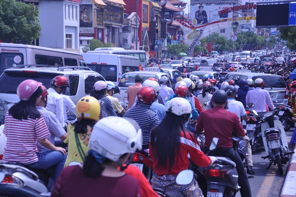 Dòng người đổ xô đi lễ chùa đầu năm, giao thông kẹt cứng - 1 Dòng người đổ xô đi lễ chùa đầu năm, giao thông kẹt cứng - 1