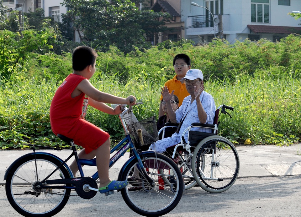 Cuộc sống đời thường của Thiếu tá tình báo 6 lần bị địch cưa chân - 8 Dù là người lớn hay trẻ nhỏ đi qua, ông đều vẫy tay chào hỏi.