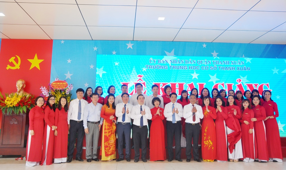 Chủ tịch UBND TP Hà Nội đánh trống khai giảng năm học mới - 9 Tới dự lễ khai giảng và đánh trống khai trường, chủ tịch UBND TP Hà Nội Nguyễn Đức Chung cũng dành thời gian trò chuyện, động viên thầy và trò trường THCS Thanh Xuân.