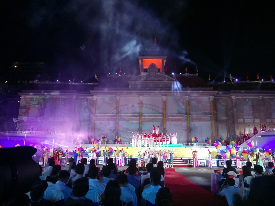 Festival Biển Nha Trang - Khánh Hòa 2017: “Mở rộng vòng tay bè bạn” - 5 Festival Biển Nha Trang - Khánh Hòa 2017 lần thứ 8 được tổ chức với chủ đề: “Mở rộng vòng tay bè bạn”