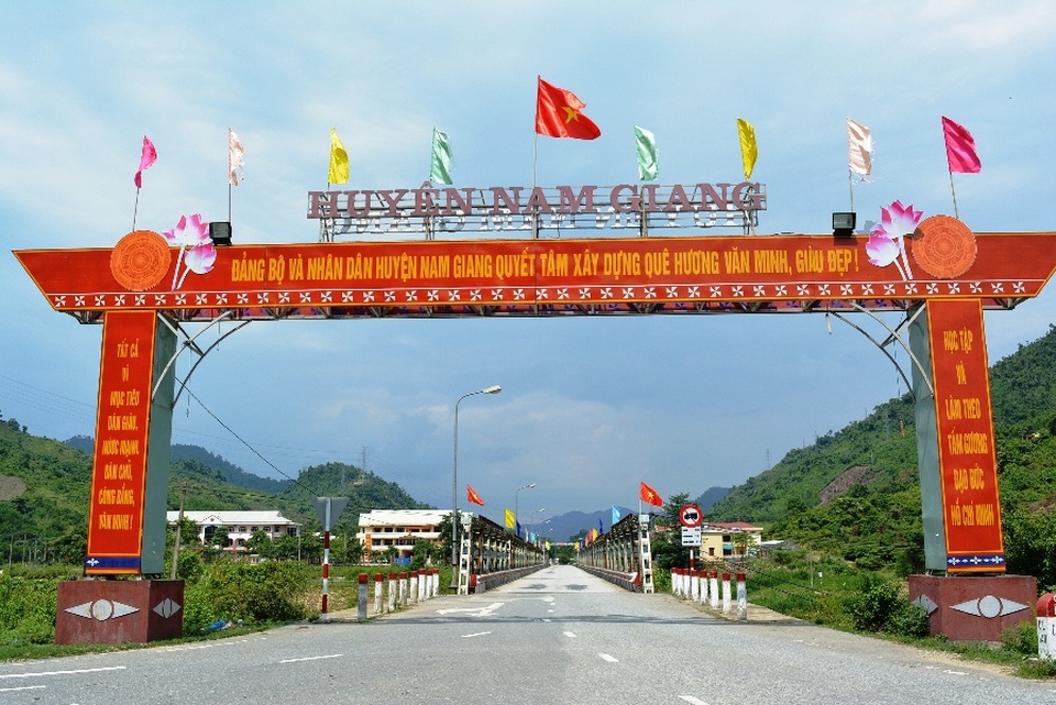Cấp dưới làm láo hàng trăm thẻ BHYT, cấp trên bị bắt giam - 1 Cán bộ phòng LĐ-TB&XH huyện Nam Giang đã bán thẻ BHYT miễn phí cho hàng trăm đối tượng được thụ hưởng trong thời gian từ 2014-2016