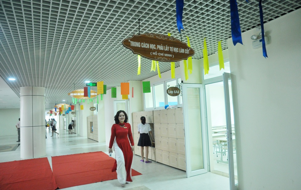 Chủ tịch UBND TP Hà Nội đánh trống khai giảng năm học mới - 10 Ngay sau khi lễ khai giảng kết thúc, các em học sinh về lớp chuẩn bị năm học mới