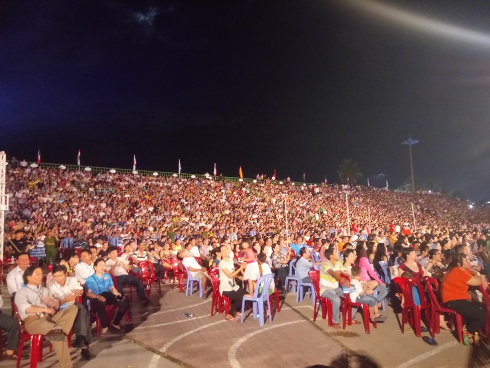Festival Biển Nha Trang - Khánh Hòa 2017: “Mở rộng vòng tay bè bạn” - 10 Hàng nghìn người dự lễ khai mạc Festival Biển Nha Trang - Khánh Hòa 2017