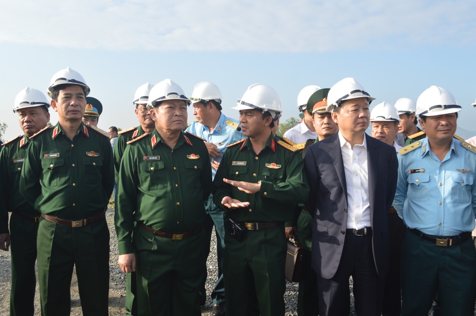 Bộ trưởng Bộ Quốc phòng thị sát việc xử lý dioxin tại Sân bay Đà Nẵng