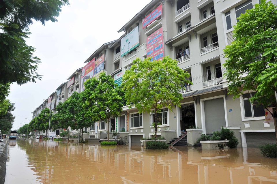 Nhiều khu đô thị chìm trong biển nước sau cơn mưa lớn ở Hà Nội - 8 Một số hộ dân phải sử dụng tải cát, gỗ, các tấm thép để ngăn nước chảy vào hầm. Theo phản ánh, tình trạng ngập úng diễn ra từ khoảng 8h sáng ngày 13/7.
