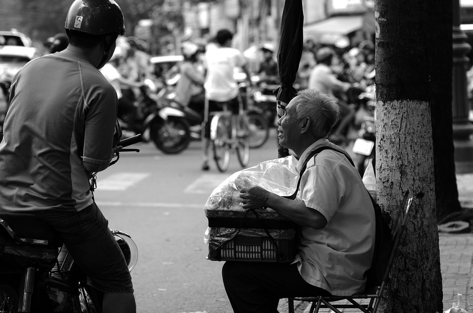 
Dù khó khăn là vậy nhưng ông Quang luôn lạc quan vui vẻ. Ông bảo, còn may là còn sức khoẻ để làm việc, để kiếm tiền lo cho cuộc sống, chữa bệnh cho vợ…
