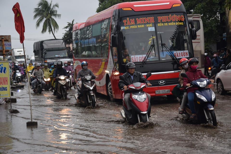 CSGT cuốc, cào đá lấp ổ gà trên đường cho xe lưu thông - 2 Vũng nước phía Nam cầu An Tân gây khó khăn cho xe cộ lưu thông