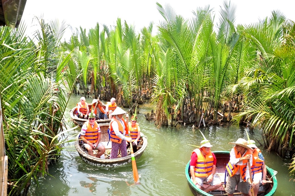 Phát triển du lịch Miền Trung - Tây Nguyên theo hướng đẳng cấp quốc tế - 1 Một hội nghị bàn về vấn đề phát triển du lịch Miền Trung - Tây Nguyên phát triển mang tầm vóc quốc tế sẽ được Bộ VH-TT&DL tổ chức cùng với 19 địa phương trong khu vực. Trong ảnh: Du khách quốc tế tham quan rừng dừa Bảy Mẫu, Hội An