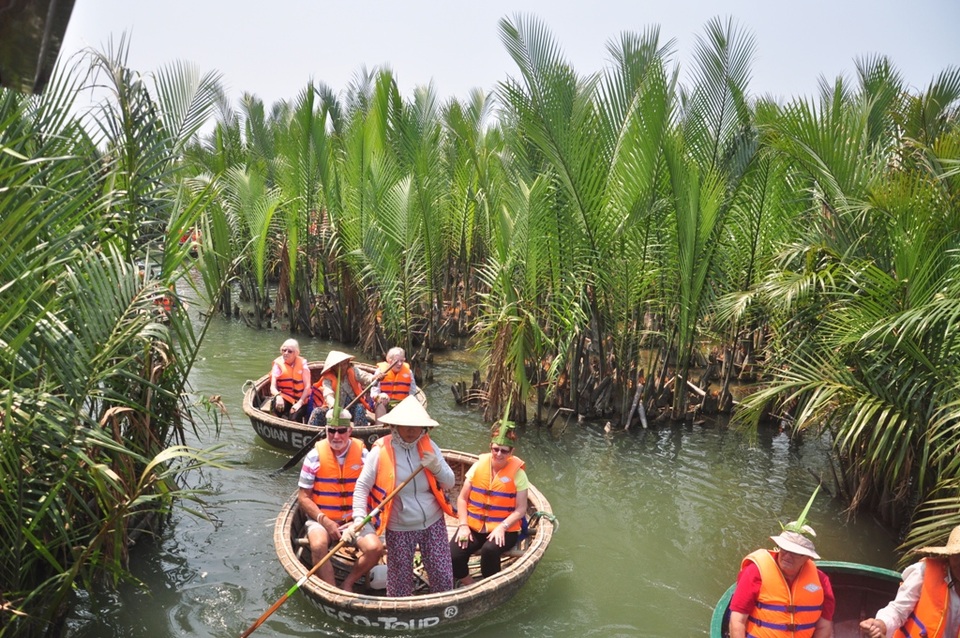 “Băm nát” rừng dừa nước Bảy Mẫu để làm du lịch - 8 Một tour du lịch ở rừng dừa Bảy Mẫu