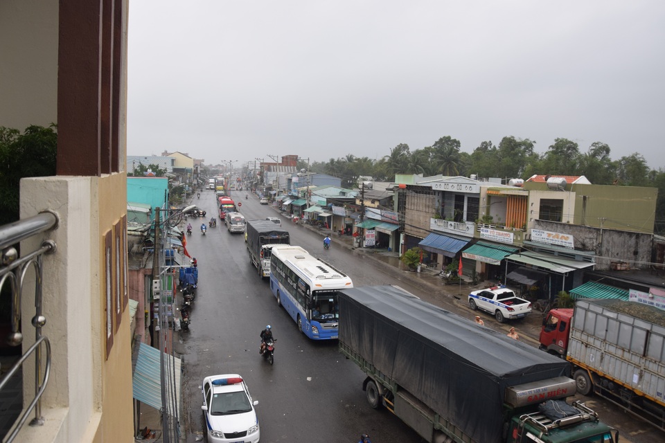 CSGT cuốc, cào đá lấp ổ gà trên đường cho xe lưu thông - 1 Hai đầu cầu An Tân kẹt xe nghiêm trọng do đường hư hỏng