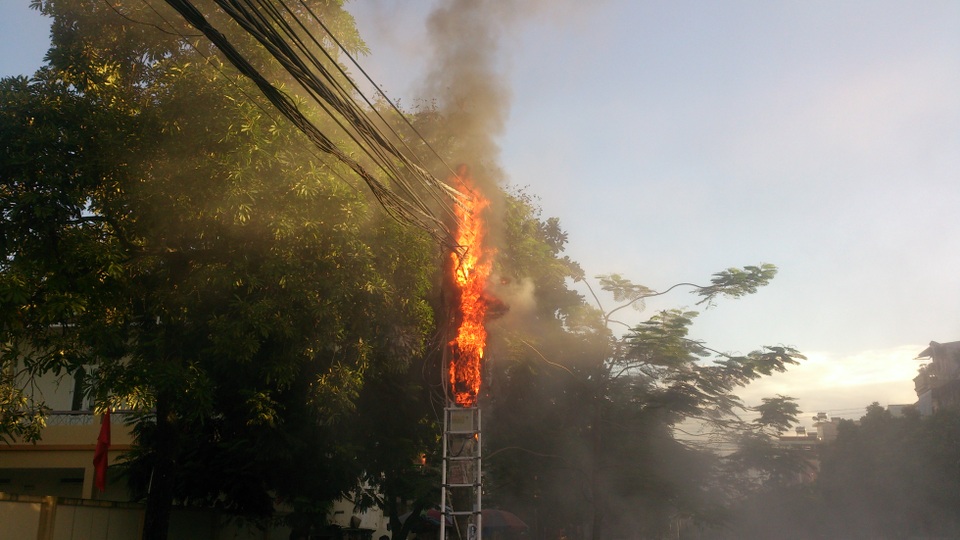 Cột điện trước cổng trường tiểu học bùng cháy dữ dội, phụ huynh tá hỏa - 1 Cột điện trước cổng trường đột nhiên phát nổ rồi bùng cháy dữ dội