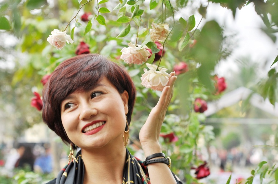 Ngắm 300 loài hoa hồng khoe sắc tại Hà Nội - 11
Một du khách thích thú tạo dáng với các chậu hoa hồng cổ.