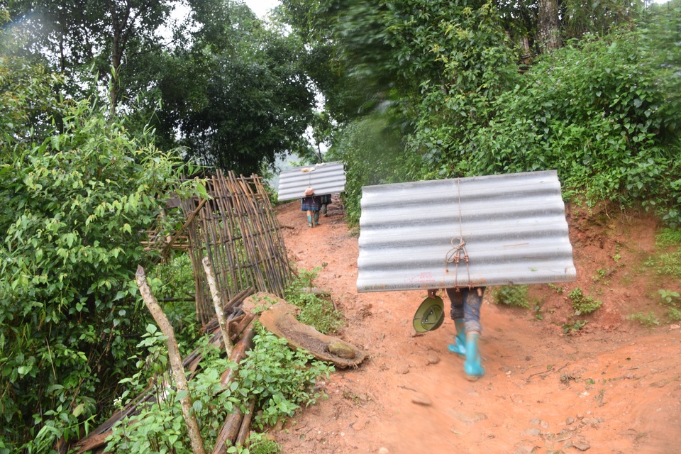 Học sinh Mù Cang Chải đông đủ trong ngày tựu trường - 7
Người dân huyện Mù Cang Chải đang vận chuyển vật liệu để lợp nhà