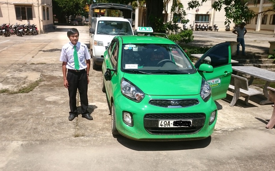 Bị khống chế, tài xế nhanh trí chở thẳng côn đồ vào đồn công an - 1 Tài xế Hùng tại trụ sở công an