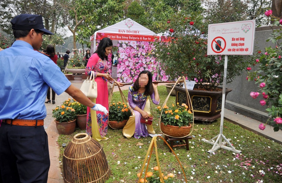 Bất lực bảo vệ Lễ hội hoa hồng - 5
Việc xé rào vào khu vực cấm để chụp ảnh diễn ra khá phổ biến. Đội ngũ bảo vệ được bố trí dày đặc tại lễ hội phải liên tục nhắc nhở người vi phạm.