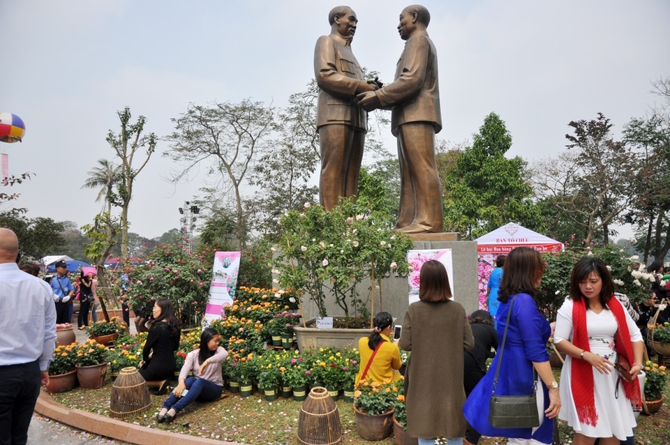 Bất lực bảo vệ Lễ hội hoa hồng - 2
Lượng người đổ về quá đông, không gian tổ chức lễ hội lại chật chội vì thế gây khó khăn cho du khách trong việc tham quan, chiêm ngưỡng các loại hoa. Để có được các bức hình đẹp nhiều người dân sẵn sàng xé rào vào khu vực cấm để chụp ảnh.