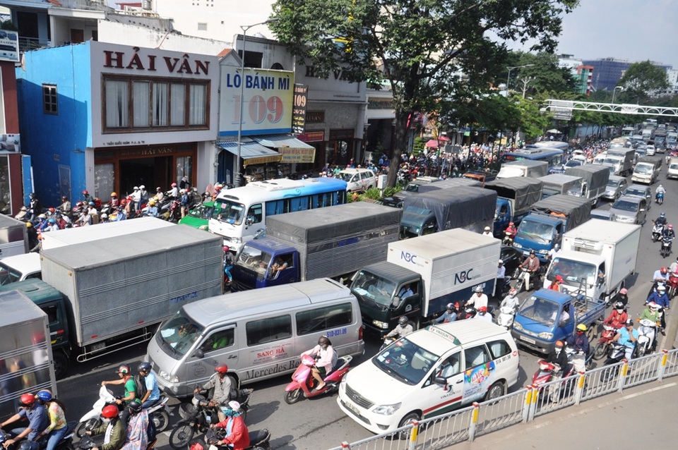 Sân bay Tân Sơn Nhất lại kẹt xe trầm trọng từ trong ra ngoài - 12 Các tuyến đường xung quanh cũng rơi vào tình trạng kẹt xe
