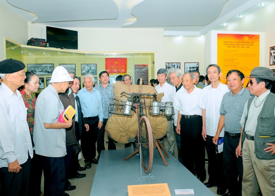 Huyền thoại của người dân xứ Thanh trên đường lên Điện Biên Phủ - 16 Những người con của mảnh đất xứ Thanh đang ôn lại kỷ niệm hào hùng một thời của quân và dân Thanh Hóa đóng góp trong chiến dịch Điện Biên Phủ