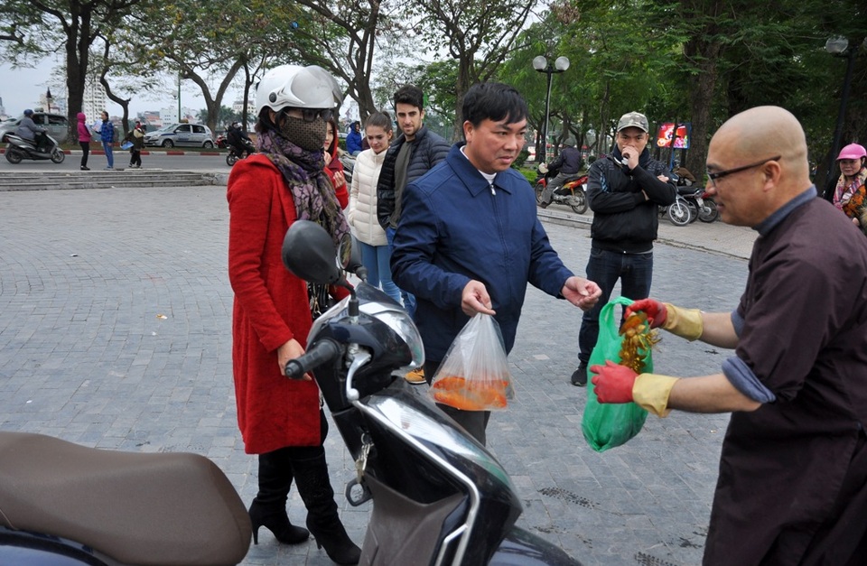 Nhà sư bám trụ hồ Tây xin rác người thả cá tiễn Táo quân - 3
Một người dân mang cá và tro ra hồ, được sư thầy giải thích và thuyết phục, đã thay đổi ý định.