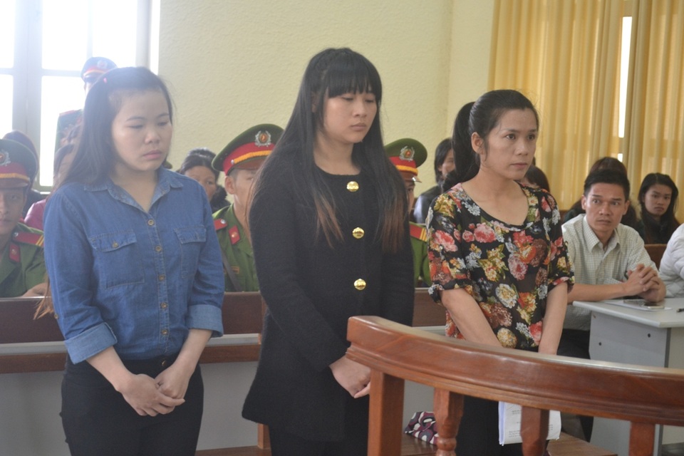 Ba bị cáo nghe tuyên án, bị cáo Nguyễn Thị Thủy Lộc (áo hoa)