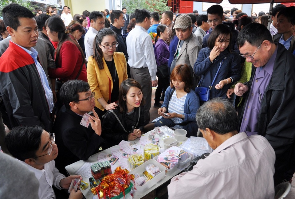 Hàng vạn người đi lễ chật kín phủ Tây Hồ - 11 Nhiều người đi lễ tranh thủ tìm vận may tại các bàn chơi sổ xố