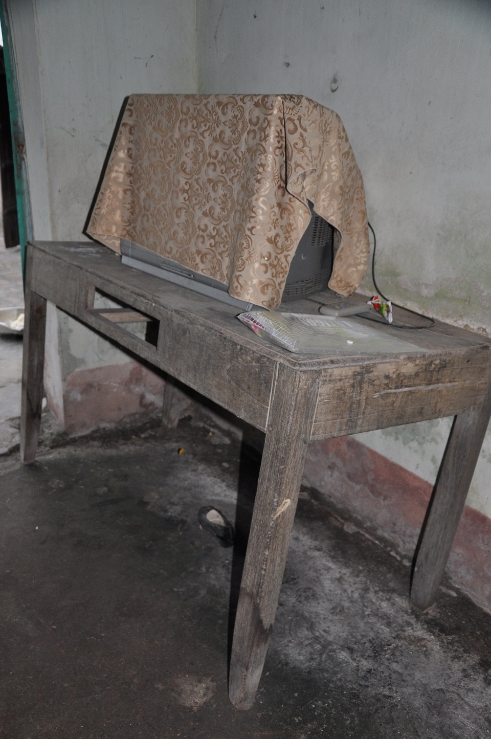 
Những vật dụng trong nhà chỉ có mỗi cái bàn cũ kỹ
