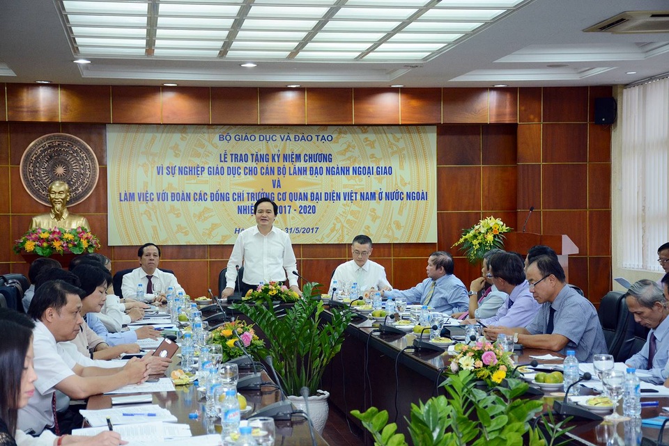 Bộ trưởng Phùng Xuân Nhạ: Tư duy hội nhập bắt đầu từ tiếp cận của công dân toàn cầu - 1 Bộ trưởng Phùng Xuân Nhạ: Tư duy hội nhập bắt đầu từ tiếp cận của công dân toàn cầu - 1