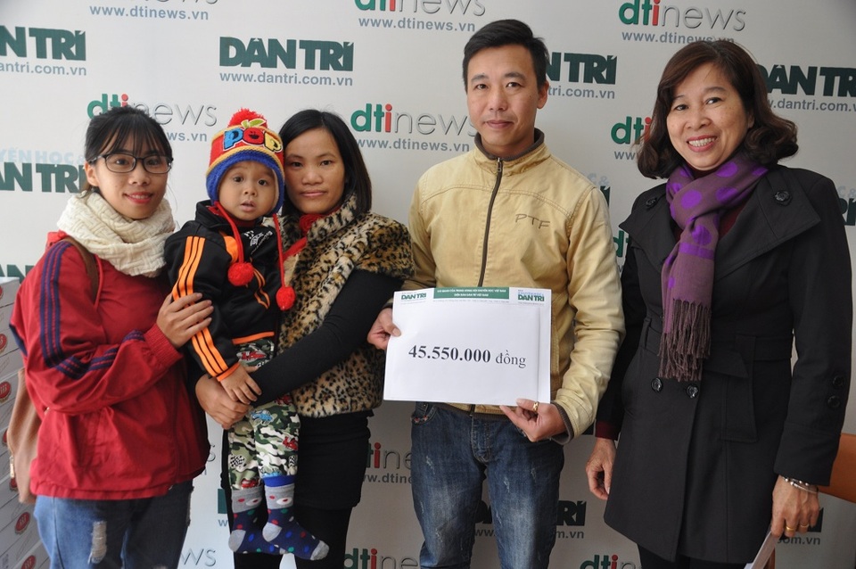 Hơn 45 triệu đồng đến với em bé Lanh bị ung thư mắt có bố chết, mẹ tâm thần - 5 Anh Việt Anh cùng chị Khanh và các bạn TNV thay mặt nhận số tiền bạn đọc Dân trí giúp đỡ cho bé Lanh.