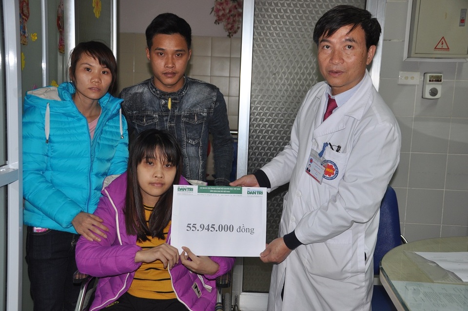Trao gần 56 triệu đồng đến nữ sinh có nguy cơ cắt bỏ chân vì tai nạn - 2 BS. Phạm Đức Huấn – Giám đốc bệnh viện Y Hà Nội thay mặt bạn đọc Dân trí trao quà cho Ngọc (Tiền ủng hộ của bạn đọc trong 2 tuần 3+4/12 và tuần 1/1).