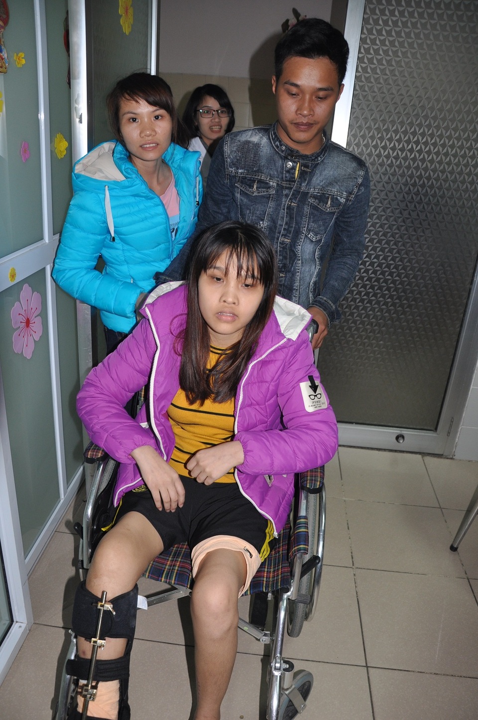 Trao gần 56 triệu đồng đến nữ sinh có nguy cơ cắt bỏ chân vì tai nạn - 3 Cô bé Nhung được gia đình đưa về nhà ăn Tết sau thời gian dài chữa bệnh.