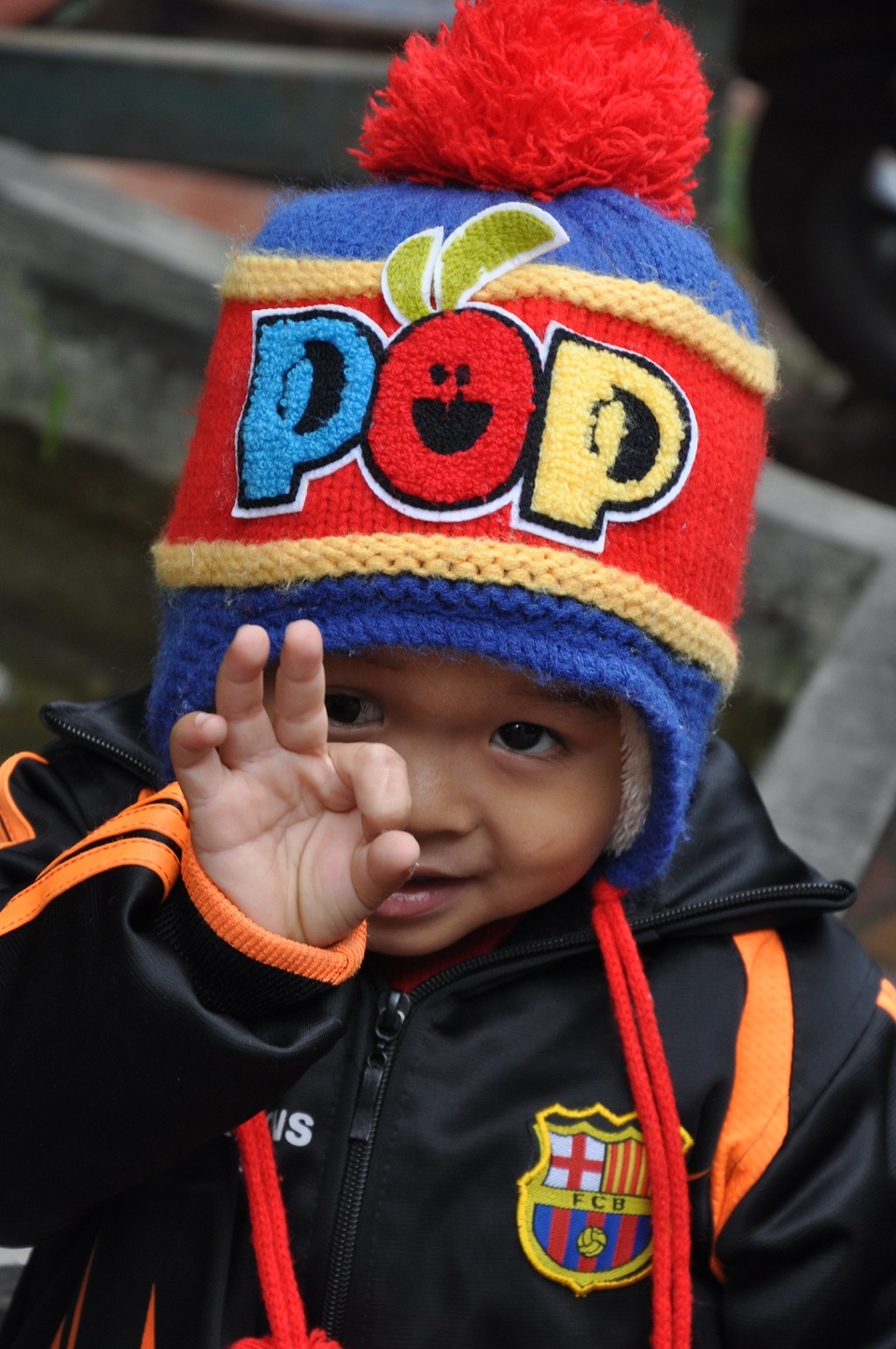 Hơn 45 triệu đồng đến với em bé Lanh bị ung thư mắt có bố chết, mẹ tâm thần - 4 Cậu bé tạo dáng đáng yêu trước ống kính.