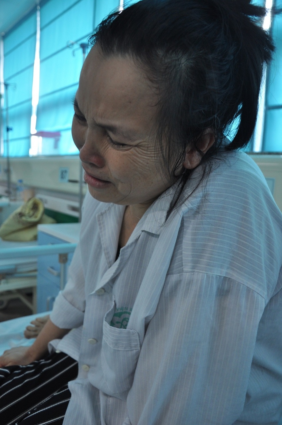 Những ngày đó, cứ sáng sáng là chị dậy xuống khu ven sông cất tôm, cá mang về bán đề kiếm tiền cho chồng đi xạ trị.