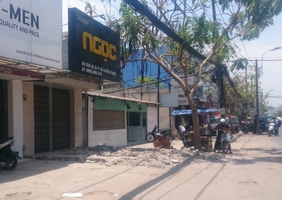 TPHCM: Thợ hồ "hét giá, hốt bạc" sau chiến dịch dọn dẹp vỉa hè - 1 Trước cuộc chiến dọn dẹp vỉa hè đang diễn ra như “cơn lốc” tại TPHCM, nghề thợ hồ trở nên đắt sô khi mỗi ngày có đến hàng chục cuộc gọi đặt sửa chữa “mặt tiền”