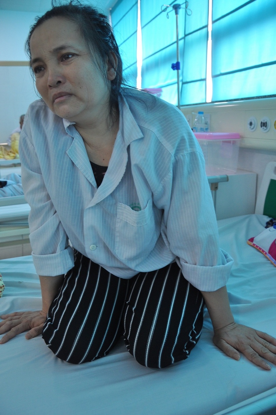 Sức khỏe cạn kiệt khiến chị không thể nằm, cũng không thể ngồi được.