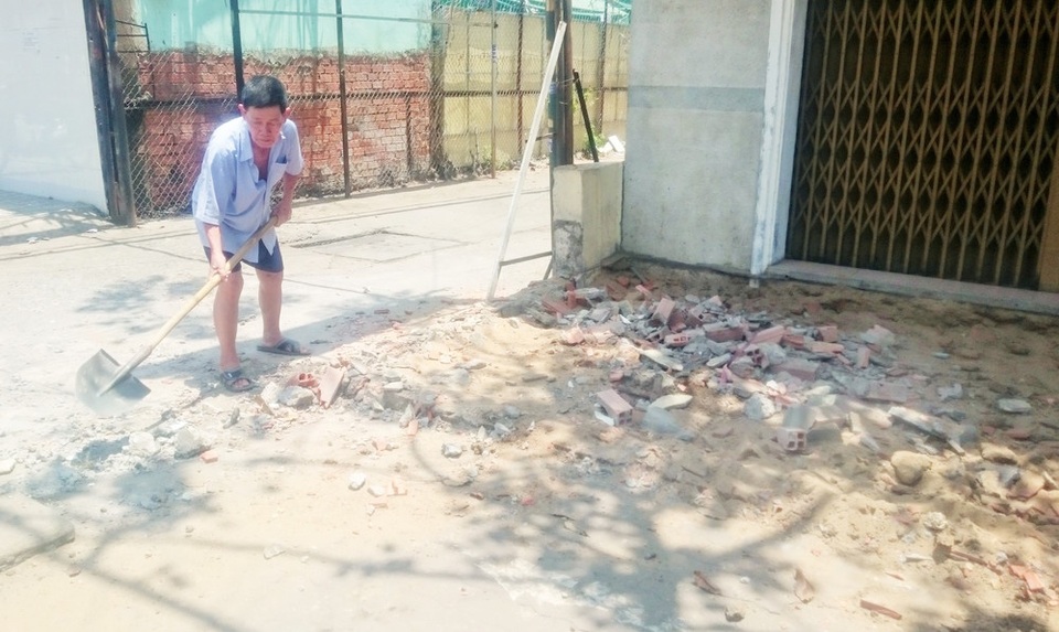 TPHCM: Thợ hồ "hét giá, hốt bạc" sau chiến dịch dọn dẹp vỉa hè - 3 Các thợ hồ đẩy mức giá lên “trời” nhưng nhiều người vẫn không thể tìm được thợ, đành lòng họ phải tự ra tay dọn dẹp lại khuôn viên phía trước.