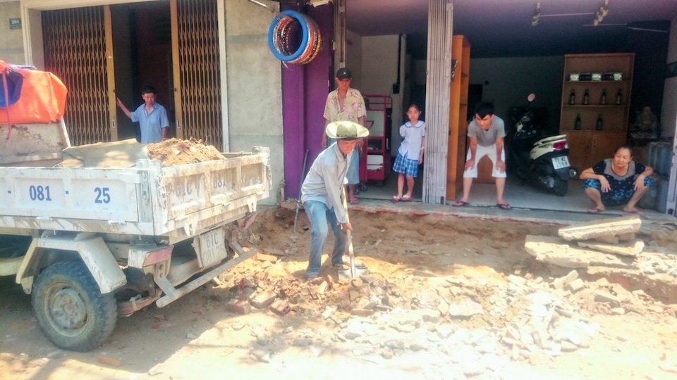 TPHCM: Thợ hồ "hét giá, hốt bạc" sau chiến dịch dọn dẹp vỉa hè - 2
Các thợ hồ làm việc cật lực cả ngày lẫn đêm nhưng vẫn không đáp ứng được nhu cầu của khách hàng. Tuy vất vả nhưng công việc này mang lại mức thu nhập “khủng” cho các thợ hồ.