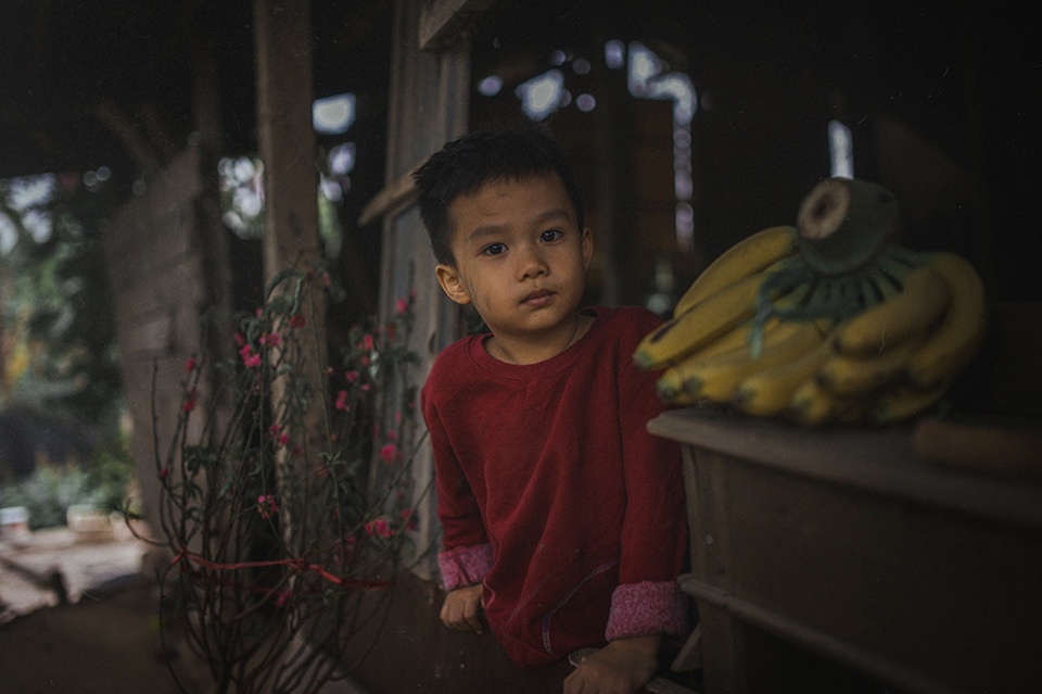 Bộ ảnh giàu tính nhân văn về tình cha con trong cái Tết nghèo - 6