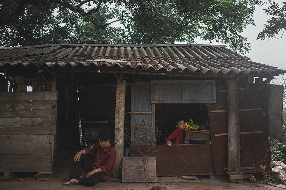 Bức ảnh này được thực hiện tại nhà của một gia đình nghèo sống ven sông Hồng (Hà Nội)