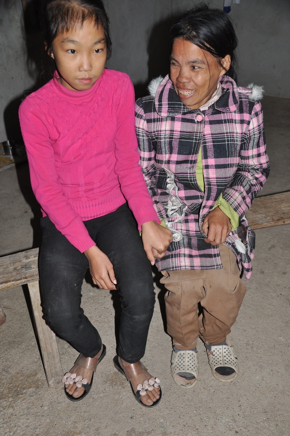 Thương cô bé học lớp 7 không có bố, chăm mẹ tâm thần - 3 Cuộc sống của hai mẹ con vô cùng khó khăn trong nhiều năm qua.