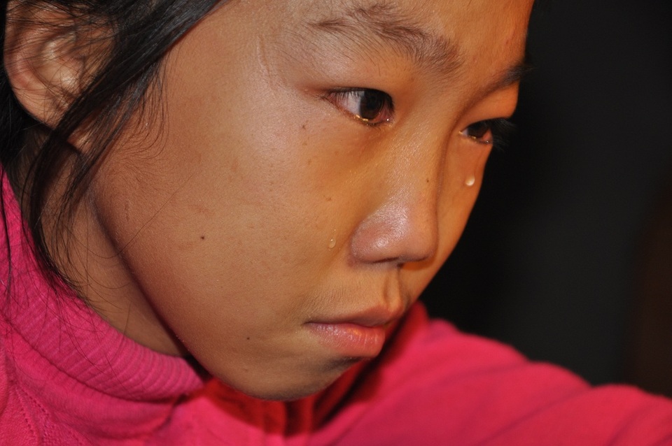 Thương cô bé học lớp 7 không có bố, chăm mẹ tâm thần - 1 Cố bé Hương sinh ra đã không có bố, mẹ lại tâm thần không biết gì cả.